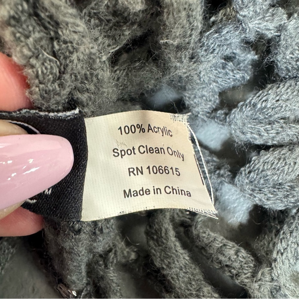 Grey open weave crochet infinity scarf w fringe by 2 Chic EUC - Picture 7 of 10